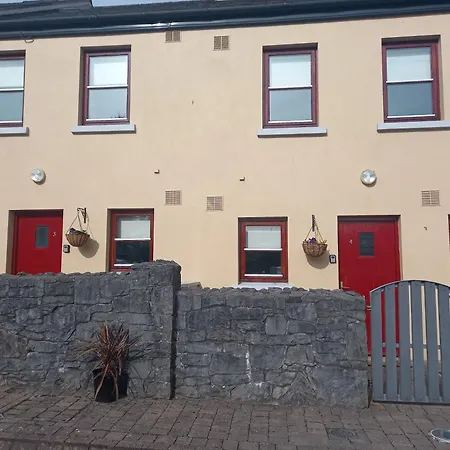 Town Square Holiday Homes * Лисдунварна